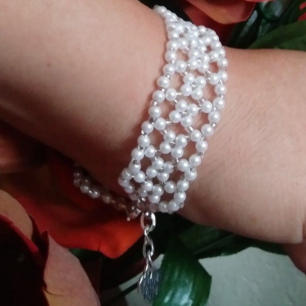 Elegant flower-shaped pearl bracelet